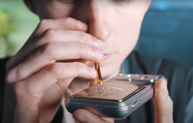 Эффект употребления амфетаминов Мужчина вдыхает порошок через трубку